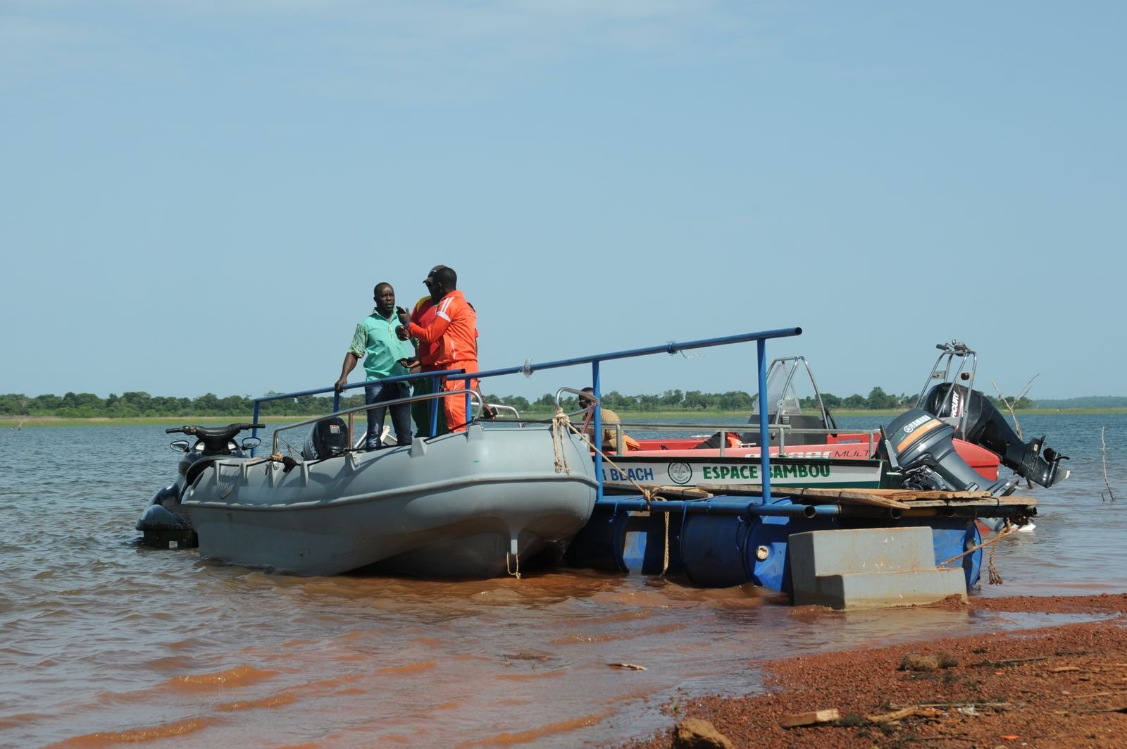 Équipage KLOE SHIPPING avec drapeaux camerounais sur le bateau