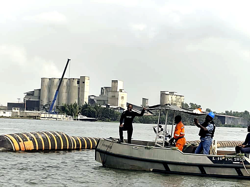 Récupération d'un ouvrage flottant par les équipes KLOE SHIPPING