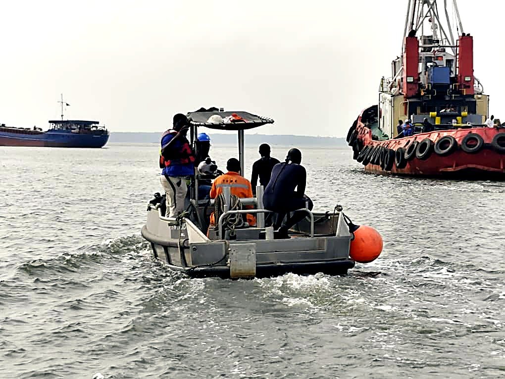 Équipe et plongeur en route vers une drague KLOE SHIPPING