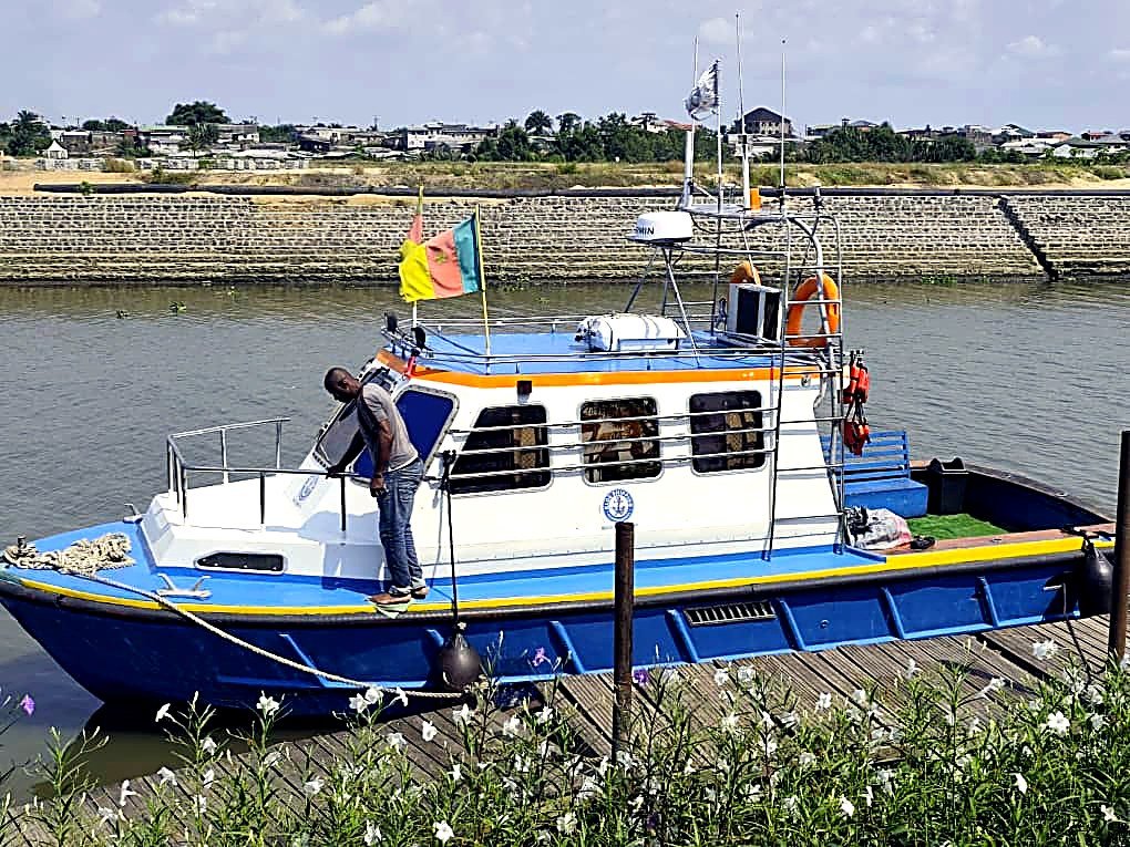 Vedette KLOE SHIPPING à quai en fin de journée