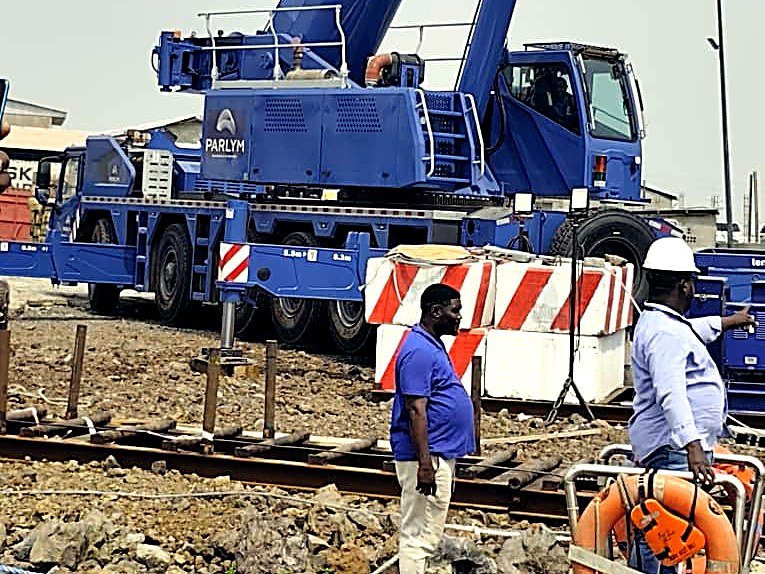 Grue mobile et équipes KLOE SHIPPING sur un chantier portuaire